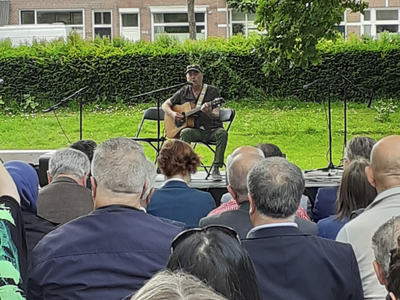 908908 Afbeelding van het optreden van Misho Petrovic, bij de onthulling van het Gastarbeidersmonument in het ...